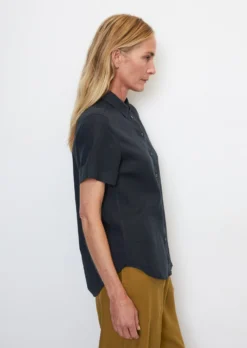 Marc O'Polo Short Sleeve Linen Blouse In An Exciting Mix Of Materials -Schlichte Eleganz 00567d8f5da0d921fac26801f57e0121 scaled