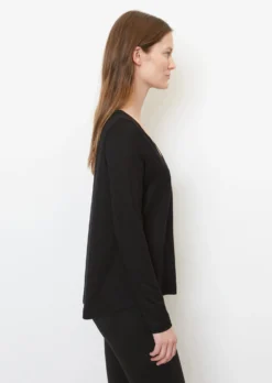 Marc O'Polo Long Sleeve V-neck Top From LENZING™ ECOVERO™ 14 Marc O'Polo Long Sleeve V-neck Top From LENZING™ ECOVERO™ -Schlichte Eleganz 01a7e3bf9a1cfce86b846199582408bd scaled