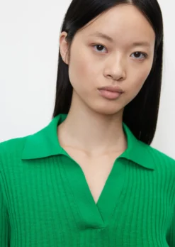 Marc O'Polo Rib Knit Dress With A Polo Collar Made Of An Organic Cotton And Linen Blend -Schlichte Eleganz 02fad229c90a94b8a86d54d09e94323d scaled