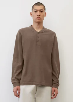 Marc O'Polo Relaxed Long-sleeved Serafino Top Made Of Micro Waffle Textured Jersey -Schlichte Eleganz 0329dc2a0eecb6a64c0dc4df3a75cd24 scaled