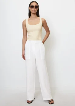 Marc O'Polo Sleeveless Top In A Shaped Fit Made Of Stretchy Organic Cotton Jersey -Schlichte Eleganz 0440800610e56b5e30875072197e655f scaled