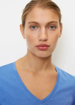 Marc O'Polo V-neck T-shirt In A Regular Fit Made Of Lightweight Single Jersey -Schlichte Eleganz 062e2be01ec543b2af5014735932e87b scaled