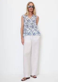 Marc O'Polo Sleeveless V-neck Blouse Made Of Crisp Cotton Voile -Schlichte Eleganz 08a2d2c6262d680cd37b2e90309f17cc scaled
