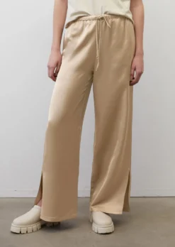 Marc O'Polo Wide Tracksuit Bottoms With Side Slits Made Of An Elegant Viscose/linen Blend 12 Marc O'Polo Wide Tracksuit Bottoms With Side Slits Made Of An Elegant Viscose/linen Blend -Schlichte Eleganz 0f6b843442e6578c6317a4530eee2124 scaled