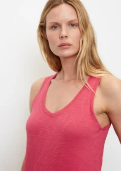 Marc O'Polo V-neck Top In A Regular Fit In Organic Cotton Slub Jersey -Schlichte Eleganz 1046e6b730bb601008e569da343e2b4e scaled