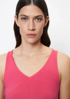 Marc O'Polo Sleeveless V-neck Jersey Dress With TENCEL™ Modal 13 Marc O'Polo Sleeveless V-neck Jersey Dress With TENCEL™ Modal -Schlichte Eleganz 12225c6a9795f7fd26729fee4d4bc840 scaled