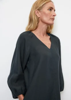 Marc O'Polo Short V-neck Linen Dress In An A-line Design 13 Marc O'Polo Short V-neck Linen Dress In An A-line Design -Schlichte Eleganz 122992c991295e30a4e7e8c009099146 scaled