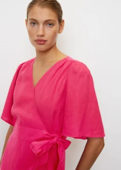 Marc O'Polo Short Linen Wrap Dress With Flounce Sleeves -Schlichte Eleganz 12595590d15704728e184f3160538be9 scaled