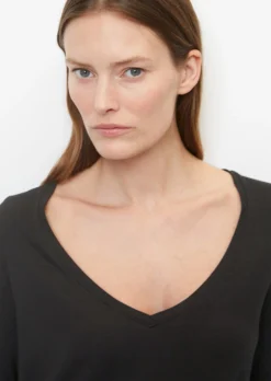 Marc O'Polo Long Sleeve V-neck Top From LENZING™ ECOVERO™ 13 Marc O'Polo Long Sleeve V-neck Top From LENZING™ ECOVERO™ -Schlichte Eleganz 129b893f1f2ec0a01eb367287a5f133c scaled