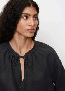 Marc O'Polo Linen Boho Blouse In A Regular Fit With Drawstring At The Hem -Schlichte Eleganz 12a52c3532b30a37e497a350ed980079 scaled