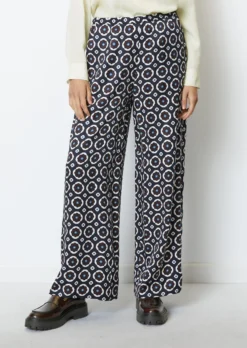 Marc O'Polo Printed Wide Leg Pants Made From Viscose Twill -Schlichte Eleganz 153084eee422391db6b1acde257a0d9a scaled