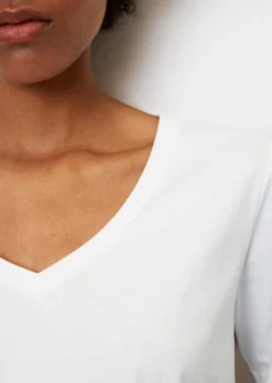 Marc O'Polo V-neck T-shirt In A Regular Fit Made Of Organic Cotton -Schlichte Eleganz 17750816905cb2cec850fa5a684fb6c4 scaled