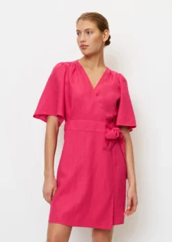 Marc O'Polo Short Linen Wrap Dress With Flounce Sleeves -Schlichte Eleganz 194b6e3bbb0f54af5dfd7d616cf8640a scaled