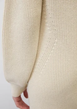 Marc O'Polo Knitted V-neck Dress Made From Heavy Weight Organic Cotton -Schlichte Eleganz 1ddd0629025f981b408897bc735dc4c6 scaled