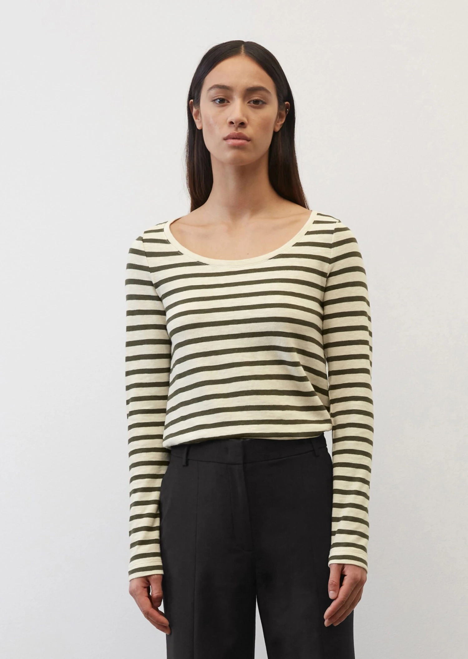 Marc O'Polo Striped Long Sleeve Top In A Loose Fit Made Of Heavy Jersey Fabric Composed Of Organic Cotton 4 Marc O'Polo Striped Long Sleeve Top In A Loose Fit Made Of Heavy Jersey Fabric Composed Of Organic Cotton – Bild 4