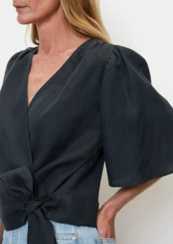 Marc O'Polo Linen Wrap Blouse In A Mix Of Materials -Schlichte Eleganz 1e836dfdaf75a0fc740a7523bbf35f03 scaled