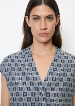 Marc O'Polo Sleeveless V-neck Blouse In A Regular Fit Made From A Soft Organic Cotton/viscose Blend -Schlichte Eleganz 1f95c8de0dc891b96d0237dff896e8ee scaled
