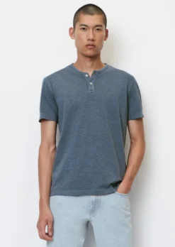 Marc O'Polo Henley T-shirt Shaped In Soft Slub Jersey Fabric 12 Marc O'Polo Henley T-shirt Shaped In Soft Slub Jersey Fabric -Schlichte Eleganz 20d23e9929db5041727d4fab16a9f1dc scaled