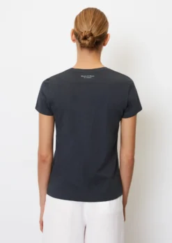 Marc O'Polo T-shirt In A Relaxed Fit Made Of Organic Cotton Single Jersey 11 Marc O'Polo T-shirt In A Relaxed Fit Made Of Organic Cotton Single Jersey -Schlichte Eleganz 21a65e63f5c27ba53562267f80b2da6b scaled