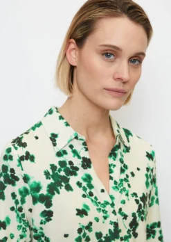 Marc O'Polo Print Jersey Blouse In A Regular Fit From LENZING™ ECOVERO™ -Schlichte Eleganz 22408c55a8158c7095a115eb416e8ffc scaled