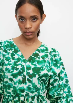 Marc O'Polo Short V-neck Dress With Voluminous Sleeves Made Of An Organic Cotton/lyocell Blend -Schlichte Eleganz 22a3abff9e66da96885650a1d5465ab4 scaled