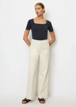 Marc O'Polo T-shirt With A Square Neckline Made Of Stretch Single Jersey -Schlichte Eleganz 2626c1413648616a3c9afe56ee102fbd scaled