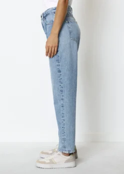 Marc O'Polo DfC Jeans Model HETTA Made Of Organic Cotton -Schlichte Eleganz 26b4fc1204471bfbb84e81534fe1e025 scaled