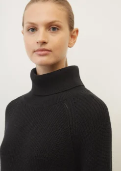 Marc O'Polo Polo Neck Knitted Dress Made Of Organic Cotton Yarn -Schlichte Eleganz 27042b20a9ba37516d592987d056e258 scaled