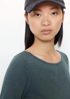 Marc O'Polo Long Sleeve Top With A Bateau Neckline In A Regular Fit In Organic Cotton Slub Jersey -Schlichte Eleganz 284ee2ec243556df8c523d0d10d60fab scaled