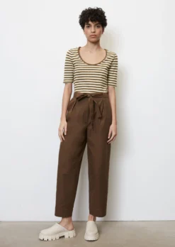 Marc O'Polo Striped T-shirt With A Deep Round Neckline, Regular Fit Made Of Organic Cotton -Schlichte Eleganz 28cd43e470a1ca447ee8272aef25ce2c scaled