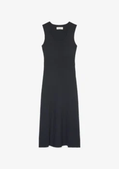 Marc O'Polo Sleeveless Fine Knit Dress In A Fitted Cut Made Of Organic Cotton -Schlichte Eleganz 290f6dcfbc642288f576399299b08728 scaled