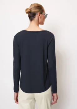 Marc O'Polo V-neck Long Sleeve Top In A Loose Fit From LENZING™ ECOVERO™ -Schlichte Eleganz 2b25712555b5c899f55ca3e3f50297a7 scaled