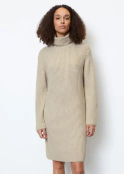 Marc O'Polo Ribbed Knit Dress With Turtleneck Made Of A New Wool And Cotton Blend -Schlichte Eleganz 2cc53d3db7c3b5794661070bd83a6c12 scaled