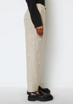 Marc O'Polo Finely Checked Trousers With An Elasticated Waistband With LENZING™ ECOVERO™ -Schlichte Eleganz 2ecc8722585ad09f9eca0db40648f340 scaled