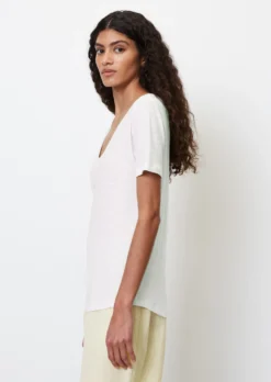 Marc O'Polo V-neck T-shirt In A Regular Fit In Organic Cotton Slub Jersey -Schlichte Eleganz 2ed521a5d1fb5da0c61b39f85298fe6a scaled