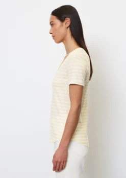 Marc O'Polo Striped V-neck T-shirt In A Regular Fit In Organic Cotton Slub Jersey 14 Marc O'Polo Striped V-neck T-shirt In A Regular Fit In Organic Cotton Slub Jersey -Schlichte Eleganz 306b15ee5fed7747943cf94045577477 scaled