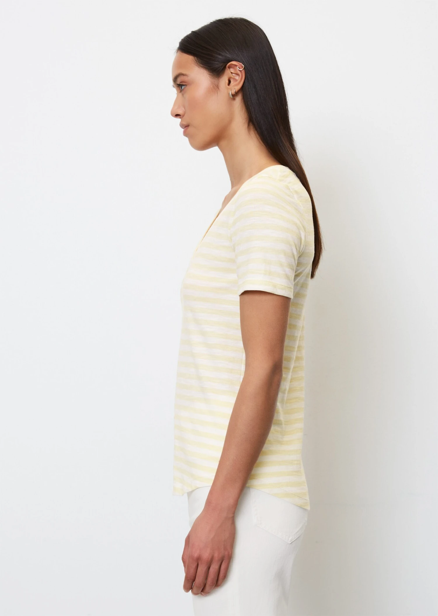 Marc O'Polo Striped V-neck T-shirt In A Regular Fit In Organic Cotton Slub Jersey 6 Marc O'Polo Striped V-neck T-shirt In A Regular Fit In Organic Cotton Slub Jersey – Bild 6