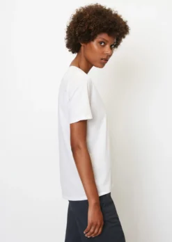Marc O'Polo V-neck T-shirt In A Regular Fit Made Of Organic Cotton -Schlichte Eleganz 30aba4cc2311cb769489bc10ecea0586 scaled