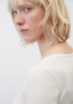 Marc O'Polo Ribbed Jersey Round Neck Long Sleeve Top Made Of A Soft Organic Cotton Blend -Schlichte Eleganz 31c320a8d1b6fc799cc53e84af1567aa scaled