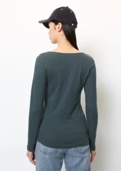 Marc O'Polo Long Sleeve Top With A Bateau Neckline In A Regular Fit In Organic Cotton Slub Jersey -Schlichte Eleganz 323ab560d7864ef38ad00b7f0589f6f8 scaled