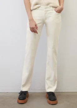 Marc O'Polo ALBY Straight Mid Waist Jeans Made Of A Stretchy Organic Cotton Blend -Schlichte Eleganz 338daed07944e27d4118247c827ef5c1 scaled