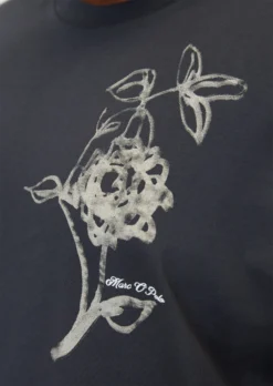 Marc O'Polo T-shirt Regular With Floral Chest Print 13 Marc O'Polo T-shirt Regular With Floral Chest Print -Schlichte Eleganz 346f48e53e66491eb638250980346074 scaled