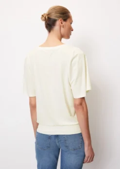 Marc O'Polo T-shirt With A Trimmed Hem With TENCEL™ Modal -Schlichte Eleganz 353477b2c93b8b1708aa5a5dd23196e2 scaled