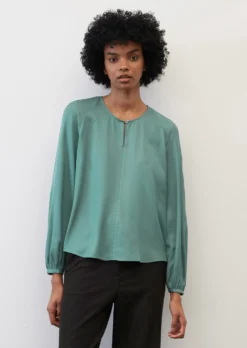 Marc O'Polo Round-neck Blouse With Voluminous Sleeves From LENZING™ ECOVERO™ 12 Marc O'Polo Round-neck Blouse With Voluminous Sleeves From LENZING™ ECOVERO™ -Schlichte Eleganz 37ace6feb3714cb4e285b547a83e8cca scaled