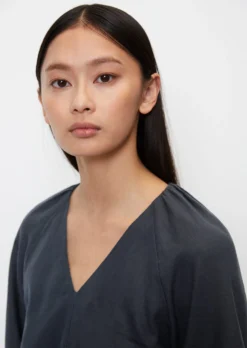 Marc O'Polo V-neck Blouse With Gathered Details In A Mix Of Materials -Schlichte Eleganz 37fd4546876fc62777fe2a27f3739736 scaled