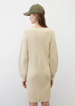 Marc O'Polo Knitted V-neck Dress Made From Heavy Weight Organic Cotton -Schlichte Eleganz 389e854aecae5154e67d68a6f2738cac scaled