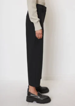 Marc O'Polo Wide Trousers In Interlock Jersey Made Of A Stretchy Organic Cotton Blend -Schlichte Eleganz 39c033abfd2b81d88d33302281966c06 scaled