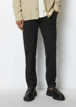 Marc O'Polo STIG Tapered Chinos In Dobby Fabric -Schlichte Eleganz 3dbef4e6d9975c9ee8fe856ddee5ec95 scaled