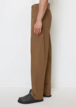 Marc O'Polo MOSSBO Chinos In A Wide Fit Made From An Organic Cotton Blend -Schlichte Eleganz 3e28936f89c102b6d64fca6f7dc42c17 scaled