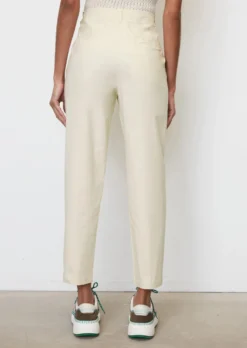 Marc O'Polo Cigarette Trousers In A Slim Fit In A Stretchy Blend Of Organic Cotton And Hemp -Schlichte Eleganz 44f6055357fe65c8e4a50b9c3ee4973a scaled